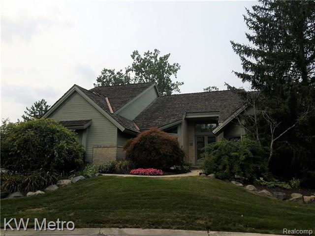 front view picture of 2960 Oakbrooke Ct, West Bloomfield, MI. 48323