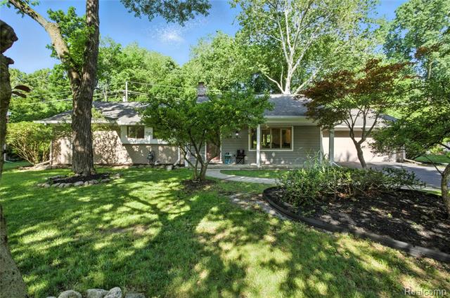 front view picture of 5340 Van Ness Dr, Bloomfield Hills, MI. 48302