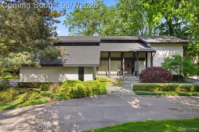 front view picture of 5321 Forest Way, Bloomfield Hills, MI. 48302