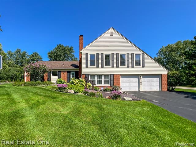 front view picture of 5285 Hardwoods Dr, West Bloomfield, MI. 48323