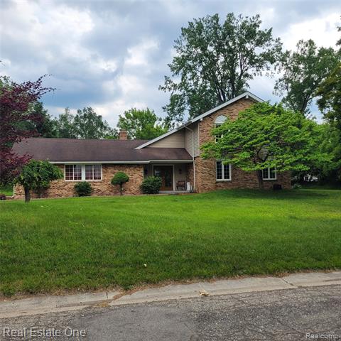 front view picture of 5208 Woodview Dr, Bloomfield Hills, MI. 48302