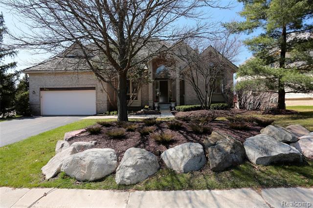 front view picture of 5160 Oakbrooke Dr, West Bloomfield, MI. 48323