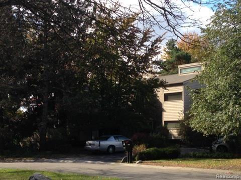 front view picture of 4949 Lake Bluff Rd, West Bloomfield, MI. 48323