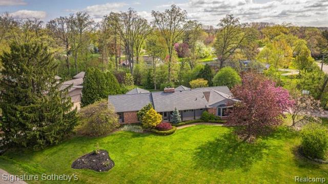 front view picture of 1322 Lake Crescent Dr, Bloomfield Hills, MI. 48302