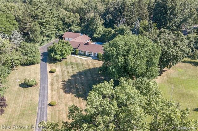 front view picture of 1575 Lakewood Rd, Bloomfield Hills, MI. 48302