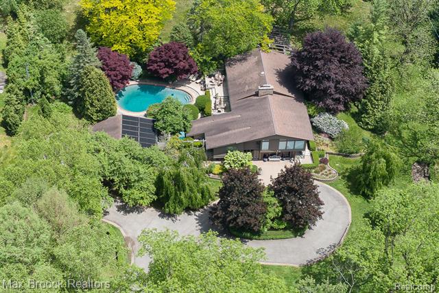 front view picture of 20 Martell Dr, Bloomfield Hills, MI. 48304