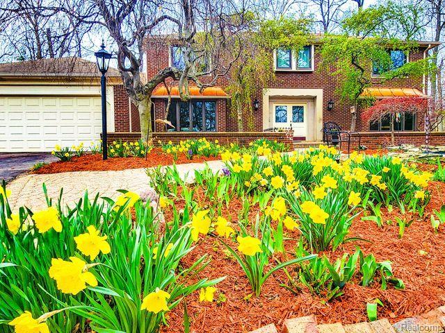 front view picture of 5130 Lake Bluff Rd, West Bloomfield, MI. 48323