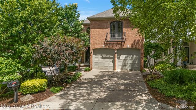 front view picture of 5348 Sunny Crest Dr, West Bloomfield, MI. 48323