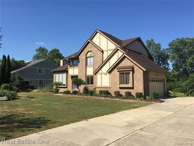 front view picture of 5140 Woodrun Ct, West Bloomfield, MI. 48323