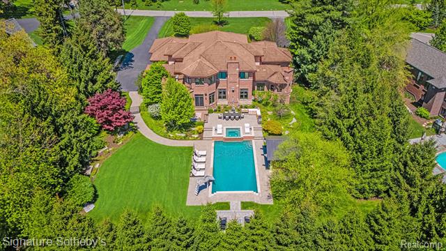 front view picture of 597 Yarboro Dr, Bloomfield Hills, MI. 48304
