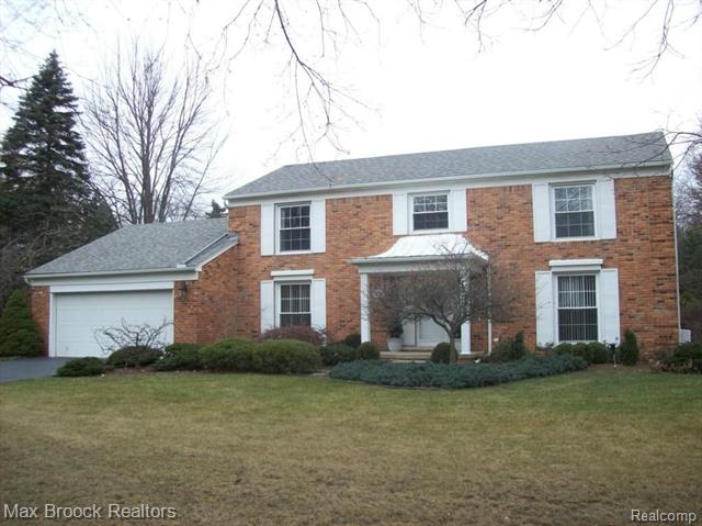 front view picture of 931 S Shady Hollow Cir, Bloomfield Hills, MI. 48304
