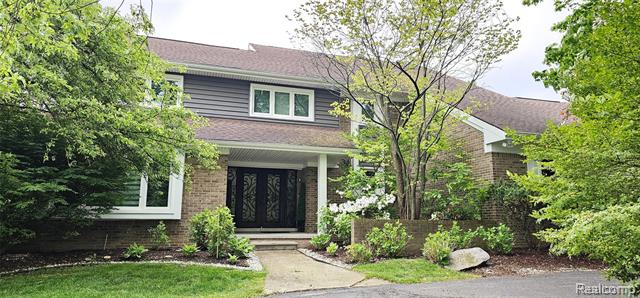 front view picture of 5084 Champlain Cir, West Bloomfield, MI. 48323