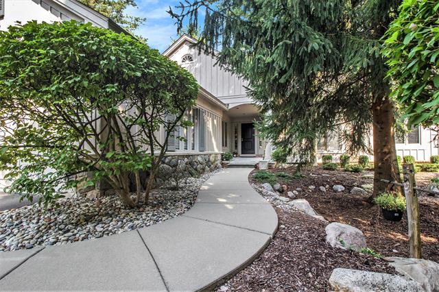 front view picture of 4826 Cliffside Dr, West Bloomfield, MI. 48323