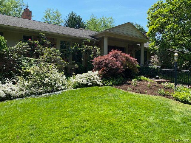 front view picture of 645 Lone Pine Rd, Bloomfield Hills, MI. 48304