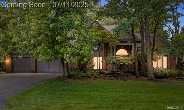 front view picture of 4730 Mirror Lake Dr, West Bloomfield, MI. 48323