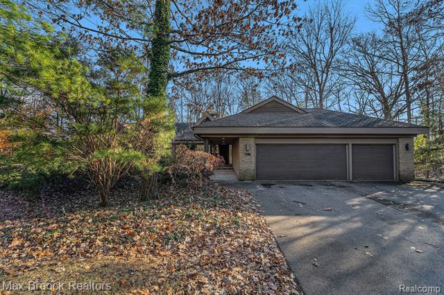 front view picture of 1195 Banbury Cir, Bloomfield Hills, MI. 48302