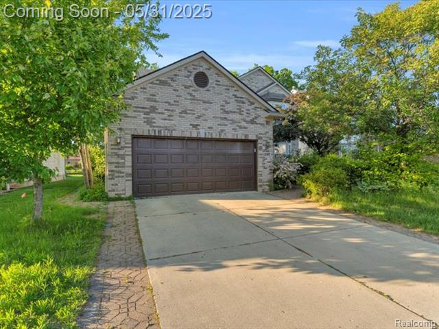 front view picture of 1387 Hartland St, Troy, MI. 48083
