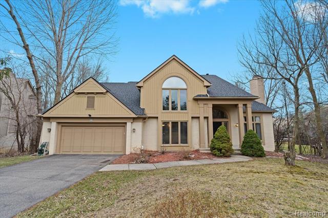 front view picture of 4759 Mirror Lake Dr, West Bloomfield, MI. 48323