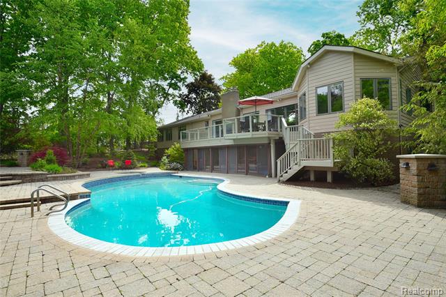 front view picture of 4681 Cove Rd, West Bloomfield, MI. 48323