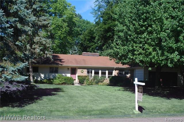 front view picture of 4960 Ranch Ln, Bloomfield Hills, MI. 48302