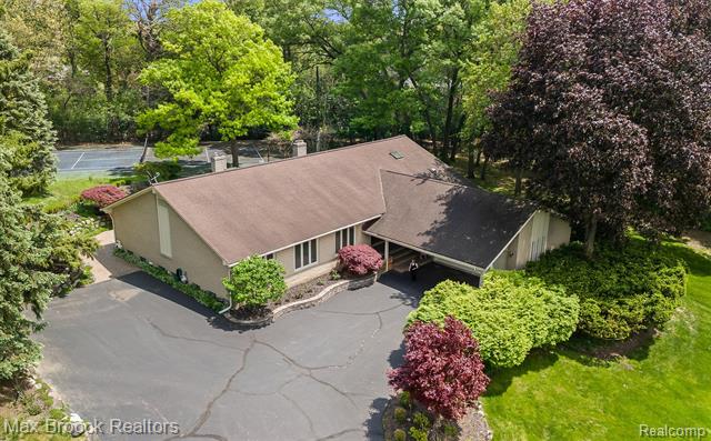 front view picture of 1418 Sodon Lake Dr, Bloomfield Hills, MI. 48302