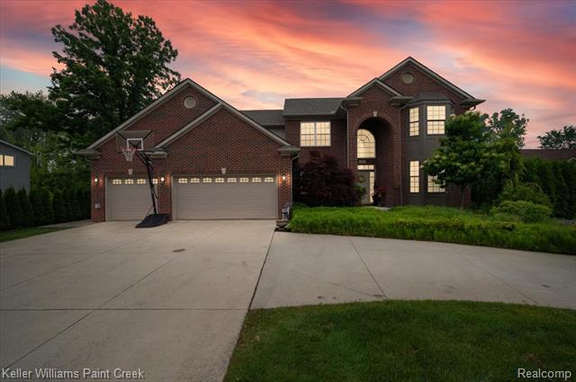 front view picture of 915 Harris Dr, Troy, MI. 48083