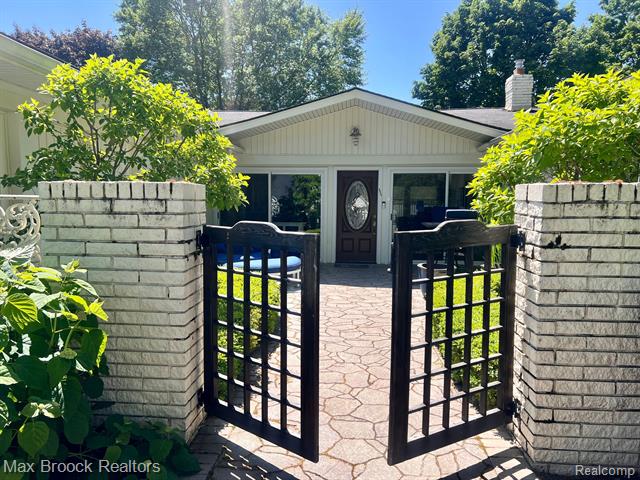 front view picture of 4784 S Valleyview Rd, West Bloomfield, MI. 48323