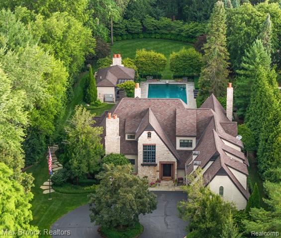front view picture of 72 Lone Pine Rd, Bloomfield Hills, MI. 48304