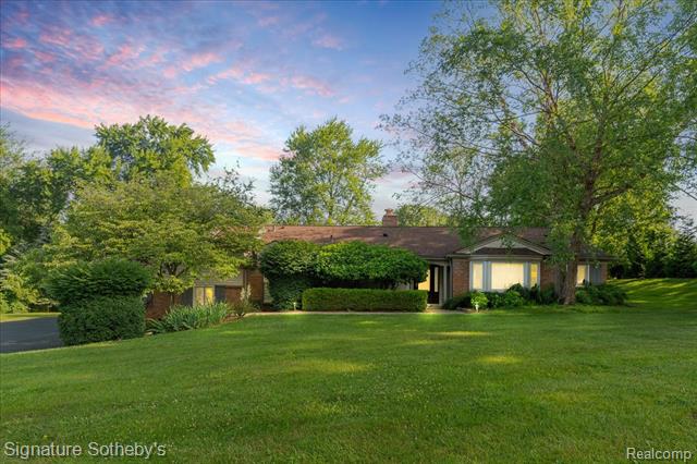 front view picture of 1656 Keller Ln, Bloomfield Hills, MI. 48302