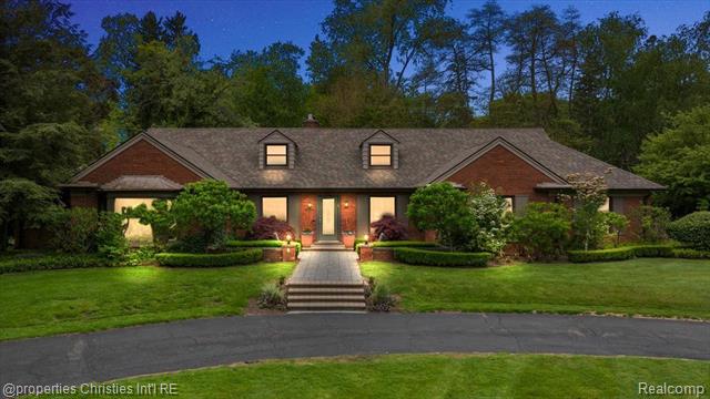 front view picture of 4889 Ardmore Dr, Bloomfield Hills, MI. 48302