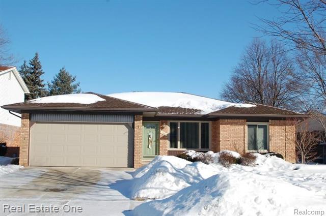 front view picture of 1601 Lakewood Dr, Troy, MI. 48083