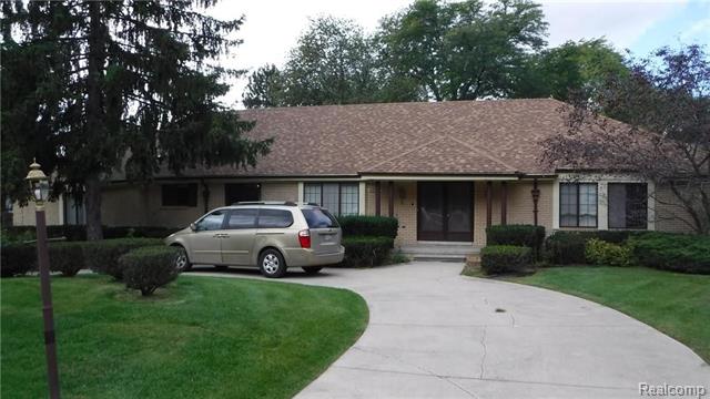 front view picture of 5018 Lake Bluff Rd, West Bloomfield, MI. 48323