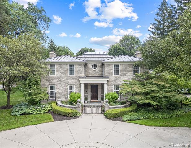 front view picture of 5425 Brookdale Rd, Bloomfield Hills, MI. 48304