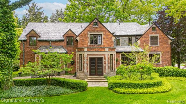 front view picture of 401 Dunston Rd, Bloomfield Hills, MI. 48304