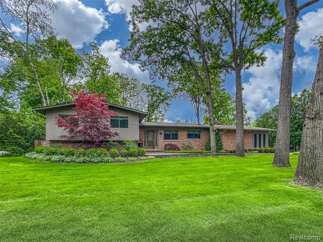 front view picture of 5259 Echo Rd, Bloomfield Hills, MI. 48302