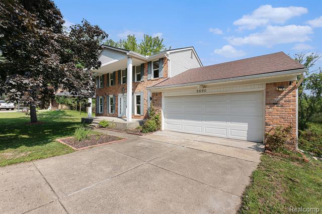 front view picture of 5690 Glen Eagles Dr, West Bloomfield, MI. 48323