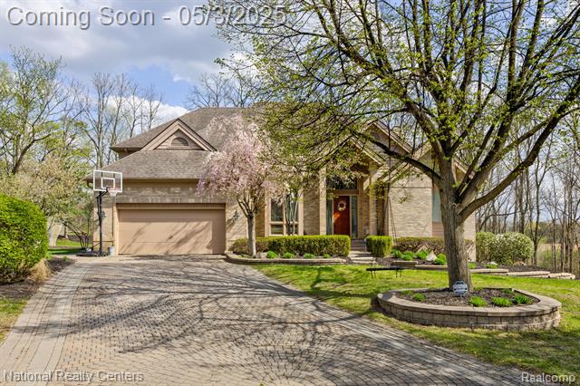 front view picture of 4981 Countryside Dr, West Bloomfield, MI. 48323