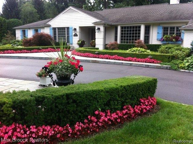 front view picture of 591 Rudgate Rd, Bloomfield Hills, MI. 48304