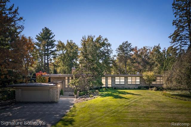 front view picture of 5280 Brookdale Rd, Bloomfield Hills, MI. 48304