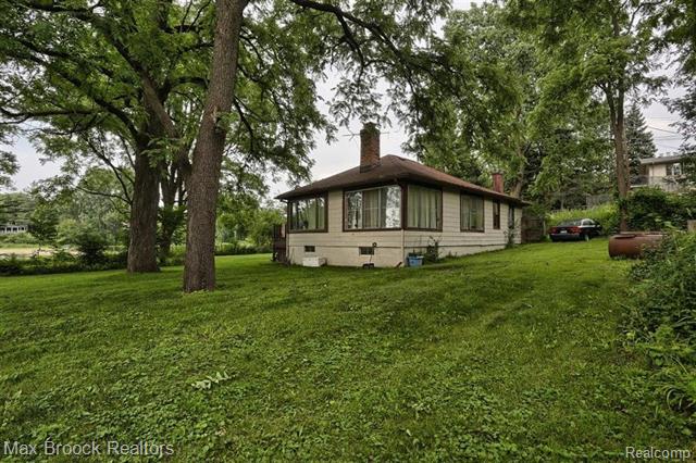 front view picture of 4995 Lockhart St, West Bloomfield, MI. 48323