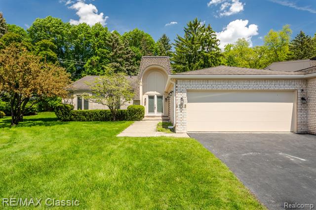 front view picture of 5175 Woodlands Dr, Bloomfield Hills, MI. 48302