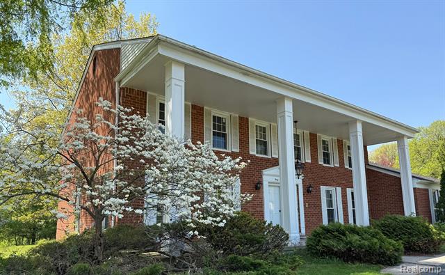 front view picture of 4351 Yorktown Dr, West Bloomfield, MI. 48323