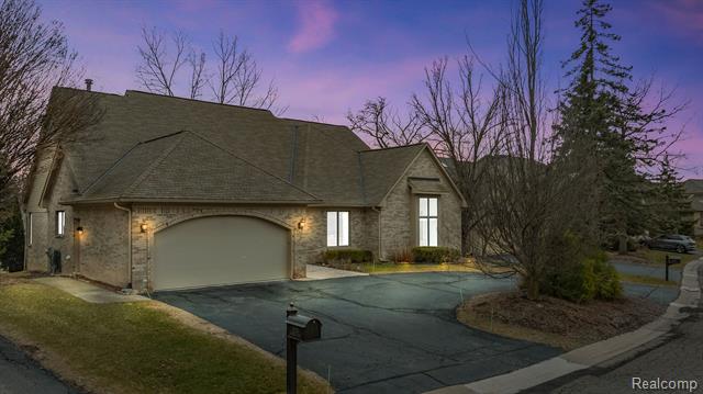 front view picture of 5035 Oakbrooke Dr, West Bloomfield, MI. 48323