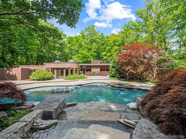 front view picture of 5130 Deep Wood Rd, Bloomfield Hills, MI. 48302