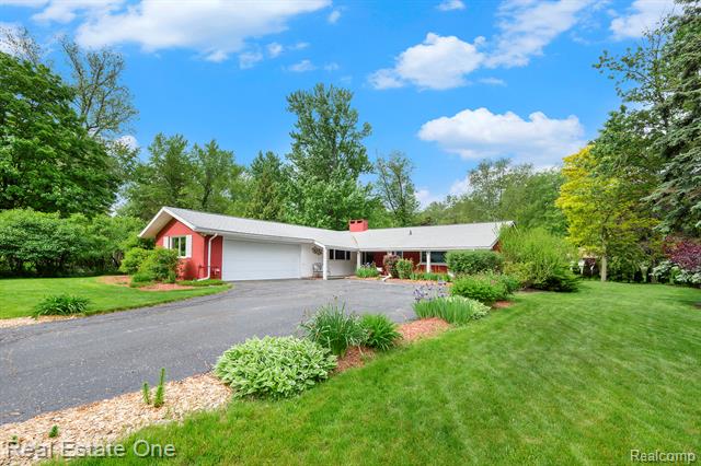 front view picture of 3183 Oakhill Dr, Troy, MI. 48084