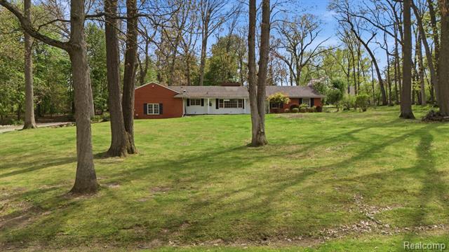 front view picture of 1509 Sodon Lake Dr, Bloomfield Hills, MI. 48302