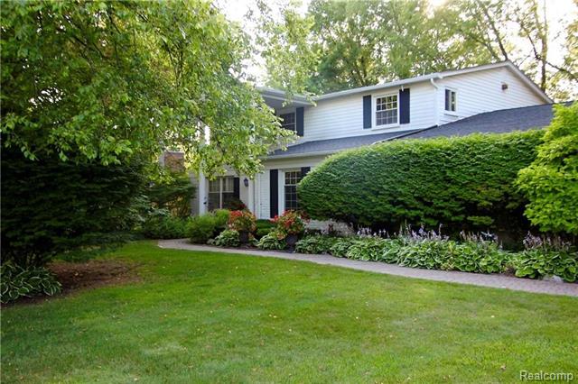 front view picture of 4592 Fairway Rdg, West Bloomfield, MI. 48323