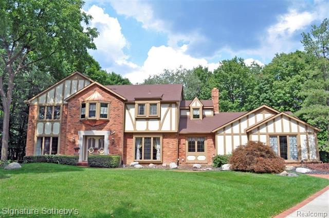 front view picture of 630 Willow Glen Ct, Bloomfield Hills, MI. 48304