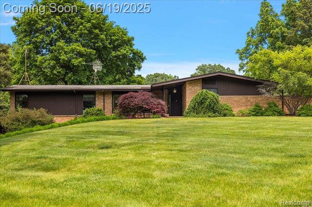 front view picture of 2732 Lone Pine Rd, West Bloomfield, MI. 48323