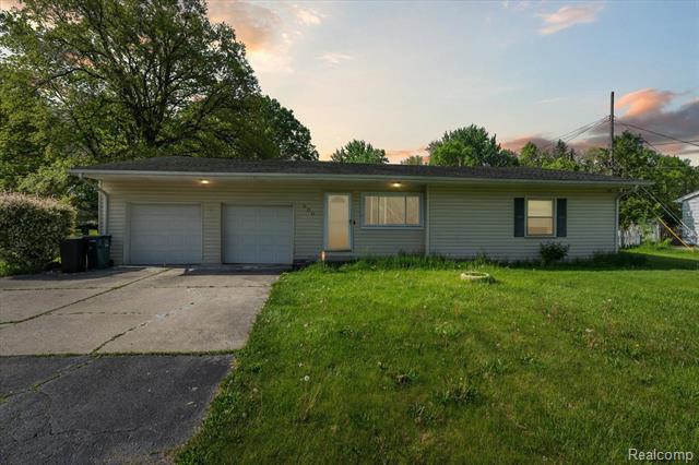 front view picture of 500 Trombley Dr, Troy, MI. 48083